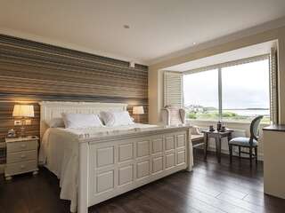 Отели типа «постель и завтрак» Sea Breeze Lodge B&B Голуэй Представительский люкс с кроватью размера "king-size" и видом на залив-3